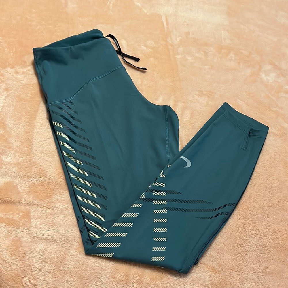 Nike
Olive &ReflectiveGold &Black NewSpeed 7/8Runway Gx Tight Activewear Bottoms